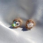 brinco coração cristal cravejado