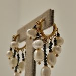 Brinco argola com pérolas