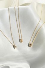 Fio com Inicial em Prata Dourada